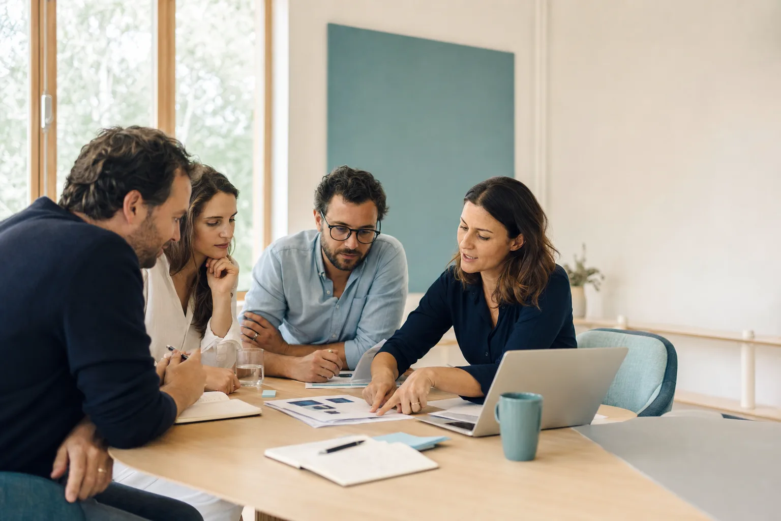 Des participants travaillent ensemble pendant une formation en entreprise